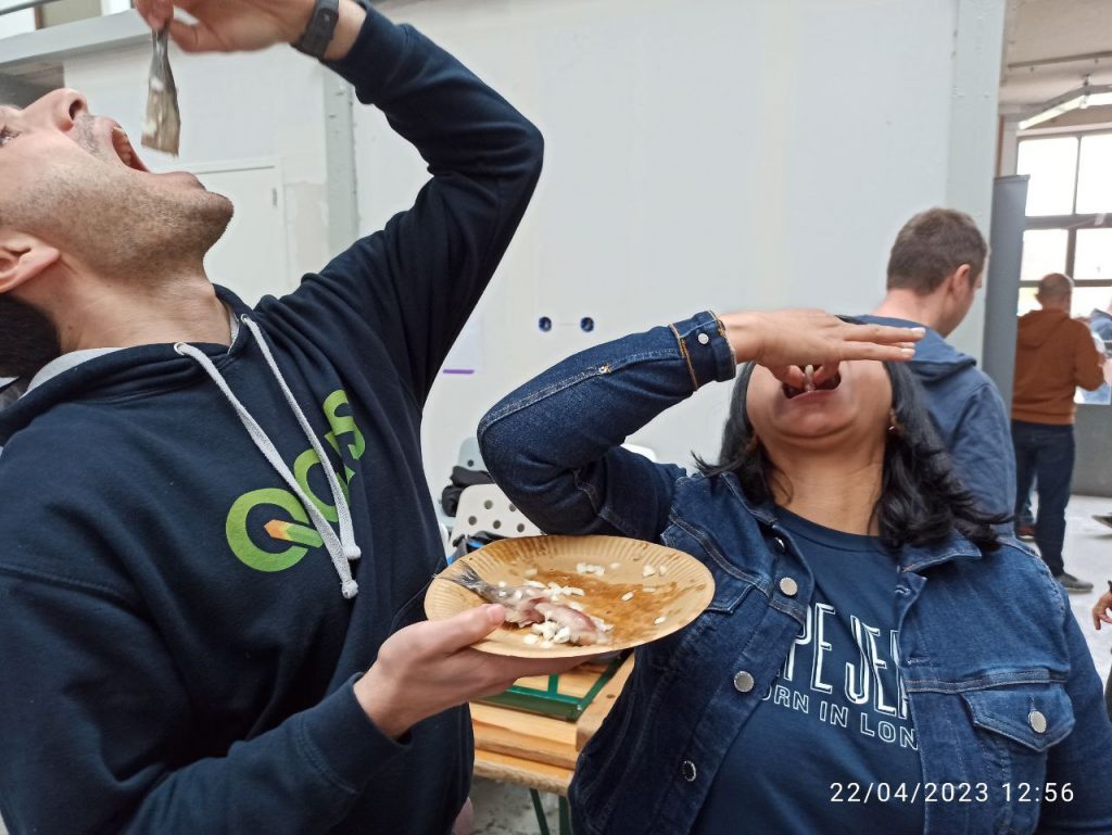 two people tasting herring, a Dutch delicacy